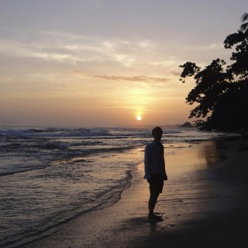 playa cerca del pueblo Puerto Viejo, amanecer